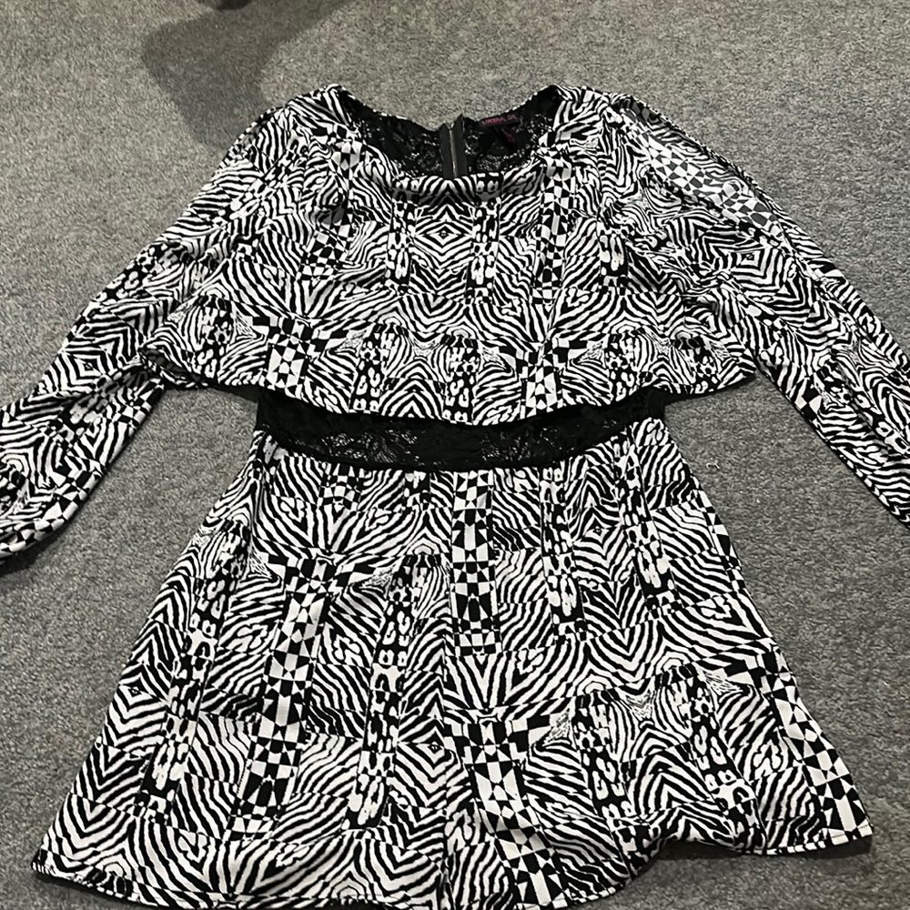 Trendy black and white print romper with lace in the mid drift area